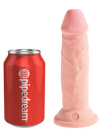 King Cock Plus 6" Triple Density – realistisk dildo vist ved siden av en brusboks for størrelse