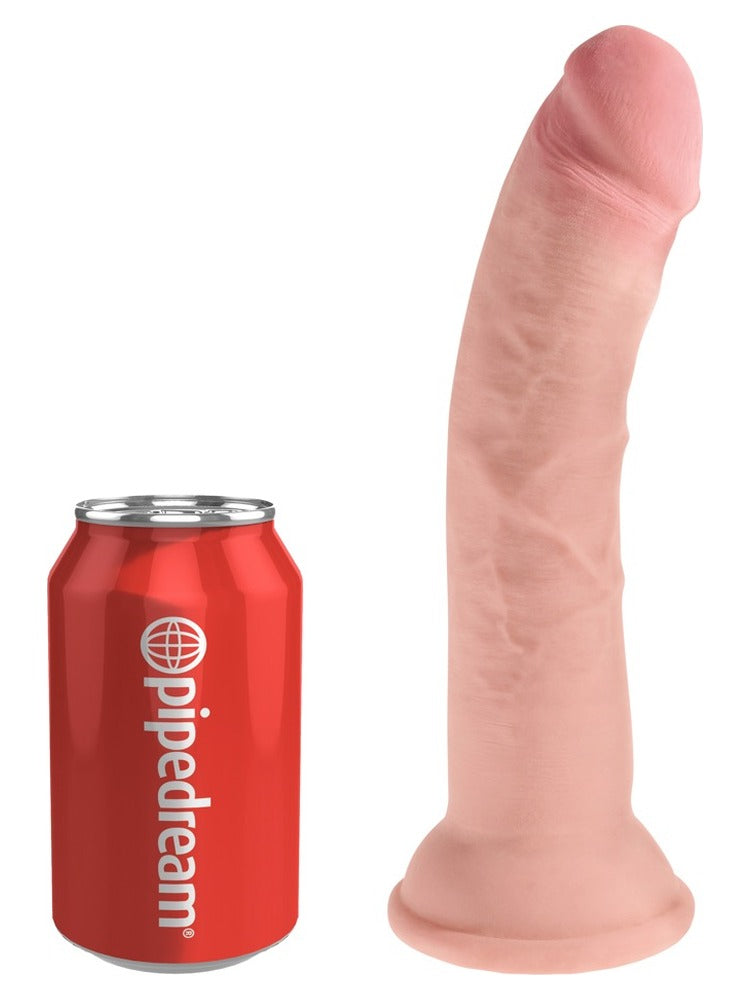 King Cock Plus 8" Triple Density – realistisk dildo vist ved siden av en brusboks for størrelse