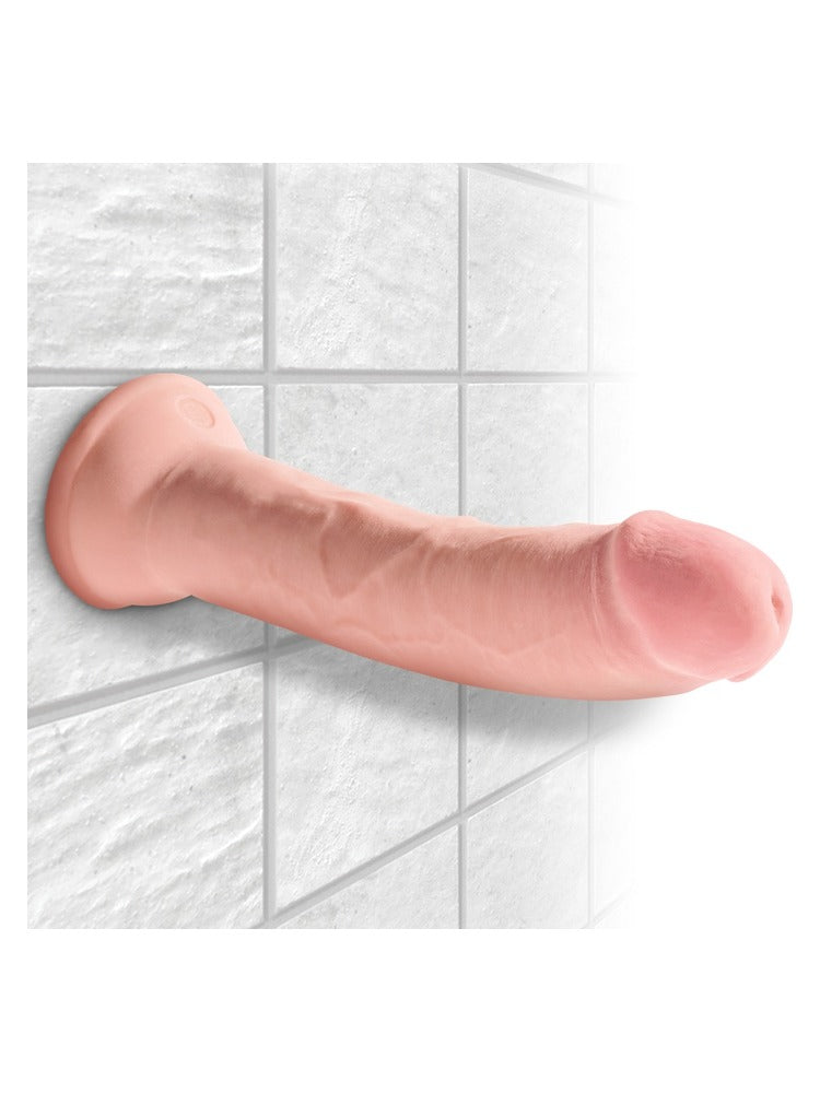 King Cock Plus 8" Triple Density – dildo festet med sugekopp på en flislagt vegg