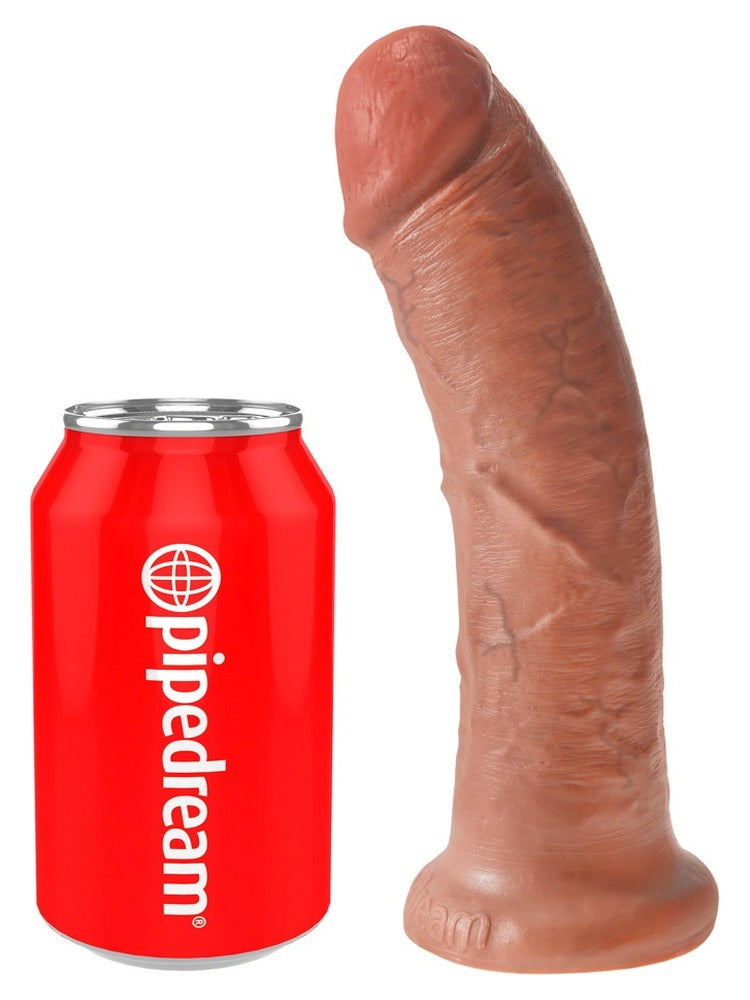 King Cock 8" Tan – realistisk dildo vist ved siden av en brusboks for størrelse