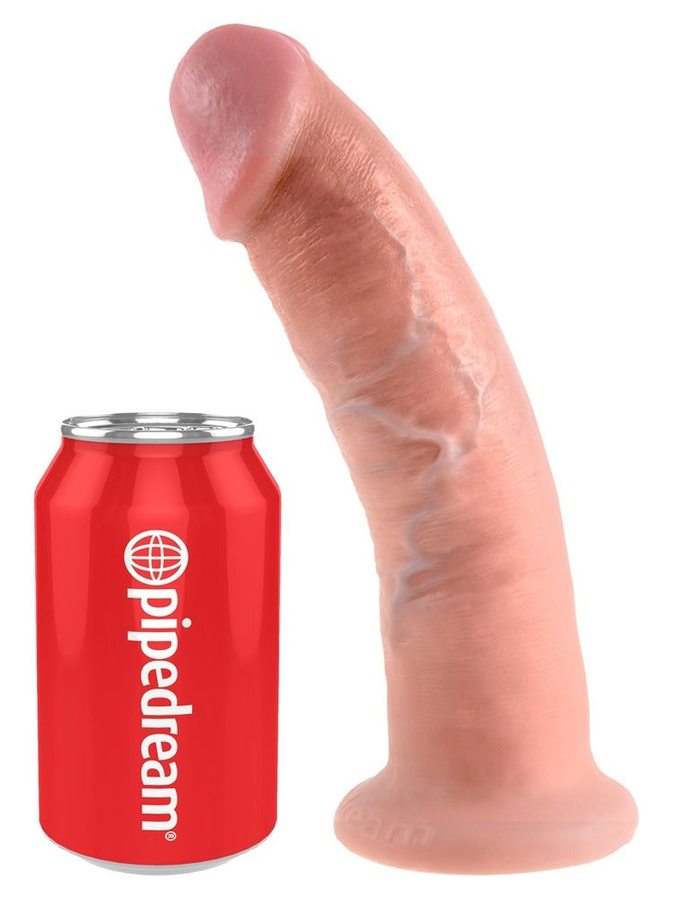 King Cock 9" – realistisk dildo med sugekopp, vist ved siden av en brusboks for størrelse