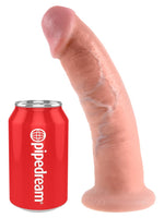 King Cock 9" – realistisk dildo med sugekopp, vist ved siden av en brusboks for størrelse
