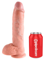 King Cock 10" med testikler – realistisk dildo med sugekopp, vist ved siden av en brusboks for størrelse