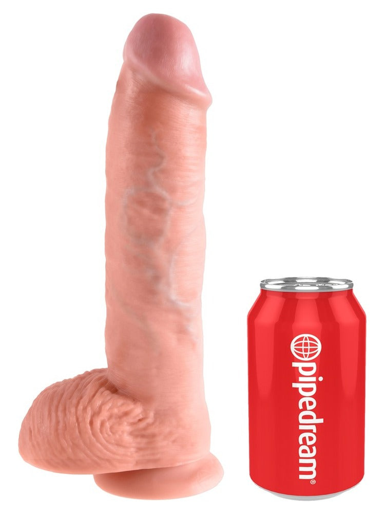 King Cock 10" med testikler – realistisk dildo med sugekopp, vist ved siden av en brusboks for størrelse