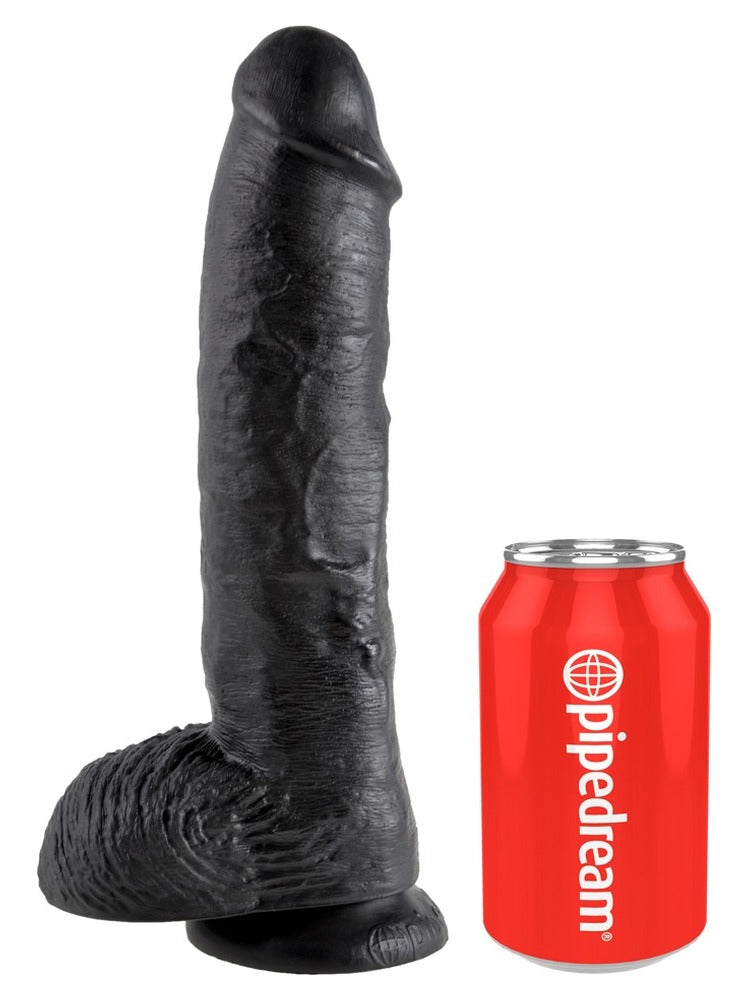 King Cock 10" med testikler – svart realistisk dildo med sugekopp, vist ved siden av en brusboks for størrelse