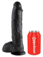 King Cock 10" med testikler – svart realistisk dildo med sugekopp, vist ved siden av en brusboks for størrelse