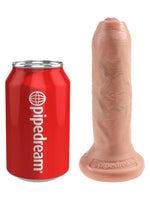 King Cock Uncut 6" – realistisk dildo med forhud, vist ved siden av en brusboks for størrelse