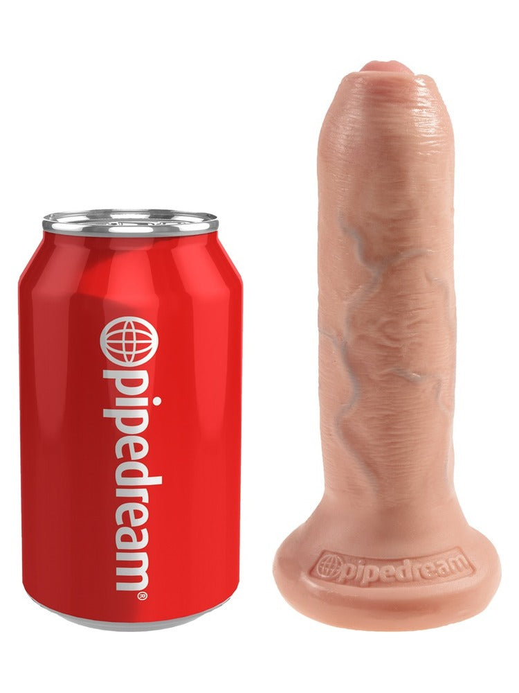 King Cock Uncut 6" – realistisk dildo med forhud, vist ved siden av en brusboks for størrelse