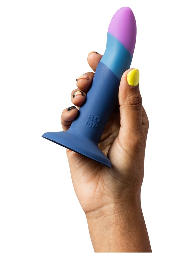 ROMP Piccolo Pegging Kit – silikondildoen holdt i hånden for størrelse