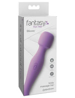 Fantasy For Her Body Massage-Her produkteske – hvit og grå emballasje med "Fantasy for Her"-logo samt ikoner for vanntett, multifunksjon og oppladbar.